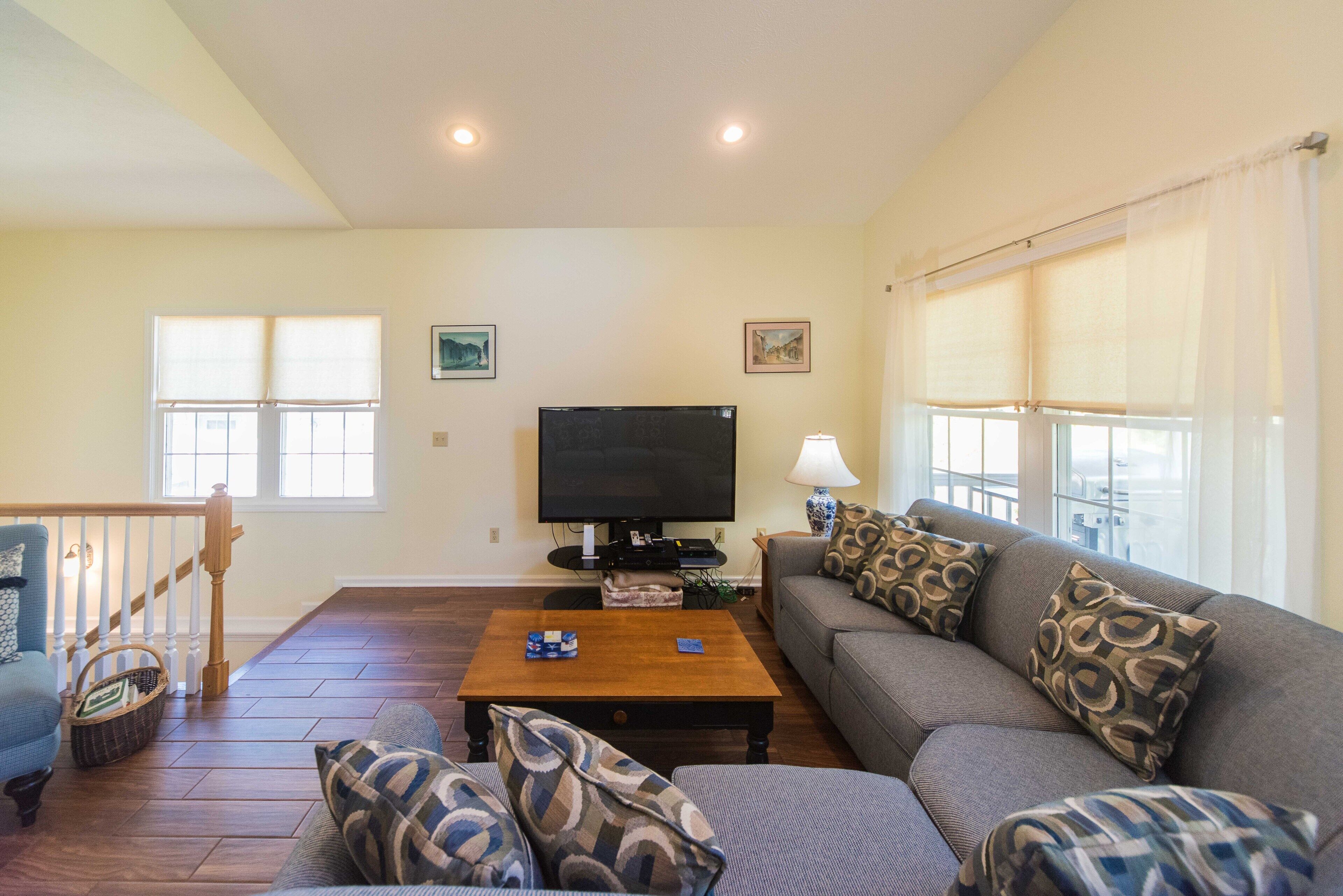 Smart TV, fireplace, Netflix, Hulu