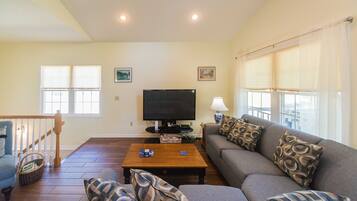 Smart TV, fireplace, Netflix, Hulu