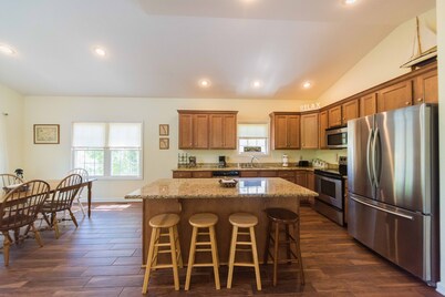 Built in 2007 - 4 BR/3 BA Lakeview in Grand Rivers - The Only City on Both Lakes