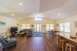 Smart TV, fireplace, Netflix, Hulu