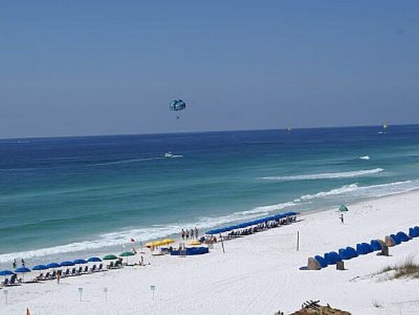 ビーチ、サンラウンジャー