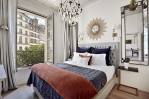1 bedroom, iron/ironing board, travel crib, free WiFi - Luxury Apartment in Heart of Paris - Île de la Cité-Notre Dame-Cafes (Paris)