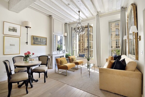 Télévision, cheminée