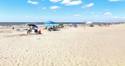 Isle Of Palms Condo, askeleen päässä rannasta, kauppoja, ravintoloita ja baareja, ilmainen WiFi