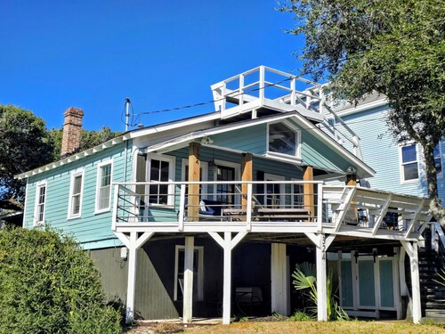 Charming Pet Friendly Oceanview Bungalow - Prime Location - Steps to Beach