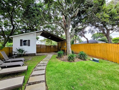 Charming Pet Friendly Oceanview Bungalow - Prime Location - Steps to Beach