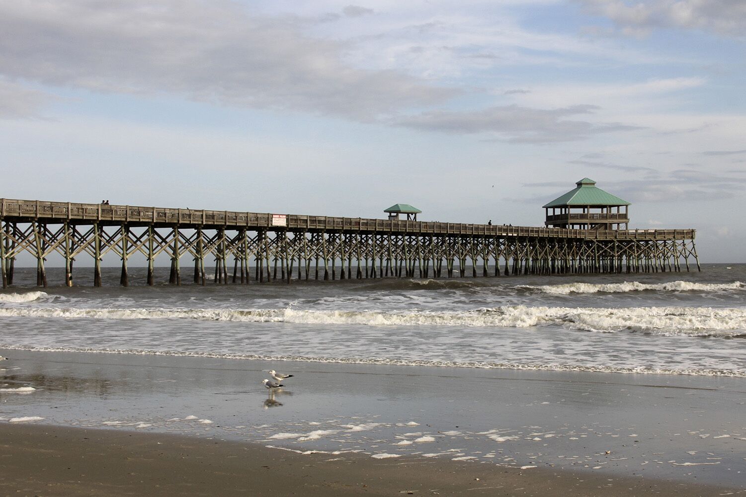 Playa en los alrededores y camastros 