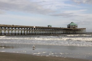 Vlak bij het strand, ligstoelen aan het strand