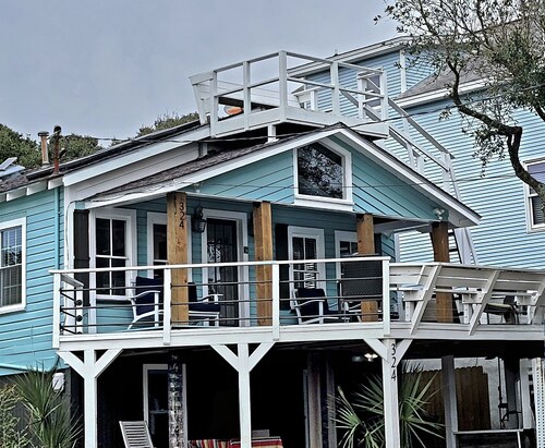 Charming Pet Friendly Oceanview Bungalow - Prime Location - Steps to beach