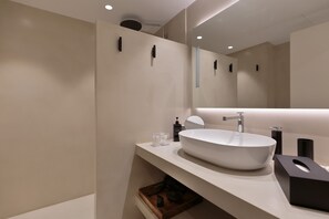 Duschwanne, Haartrockner, Bidet, Handtücher