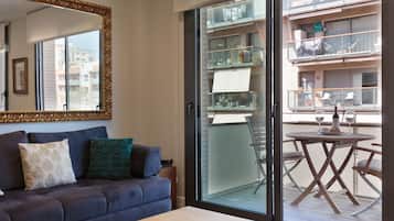 Una Smart TV, un reproductor de DVD, libros, una videoteca