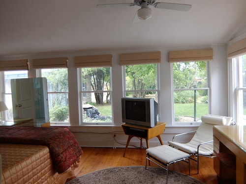 Austinite Marfa: Beautiful Minimalist Adobe, Walk to Downtown