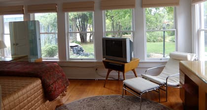 Austinite Marfa: Beautiful Minimalist Adobe, Walk to Downtown