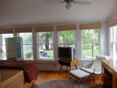 Austinite Marfa: Beautiful Minimalist Adobe, Walk to Downtown