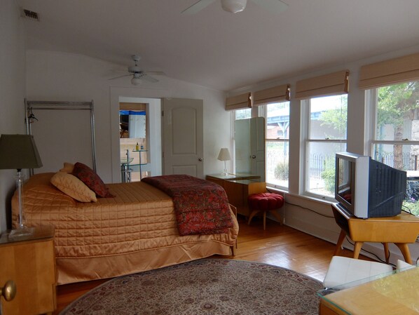 3 bedrooms, desk, iron/ironing board, free WiFi