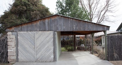Austinite Marfa: Wunderschönes minimalistisches Adobe, zu Fuß in die Innenstadt