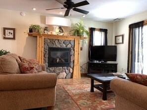 Smart TV, fireplace, DVD player, books - 4 bed, 2 bath luxury vacation home for up to 8 guests (Bisbee)
