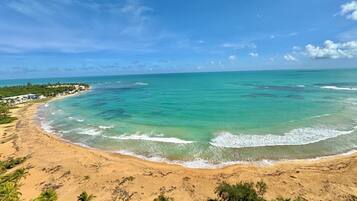 En la playa, camastros y toallas de playa