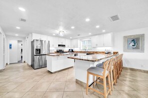 冰箱、微波炉、烤箱、炉灶