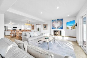 智能电视、壁炉、办公室