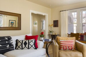 Smart-TV, Kamin, DVD-Player, Bücher