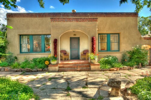 Sophisticated living Santa Fe style. 2 blks to Wine & Dine On Plaza & Canyon Rd
