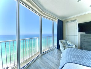 2 habitaciones, tabla de planchar con plancha y cuna de viaje