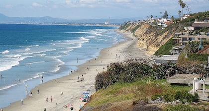 2-blocks to Moonlight Beach, Private Yard, AC, bikes, Over 300 5-star reviews