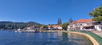 LAKE FRONT with VIEWS, private DOCK & AC