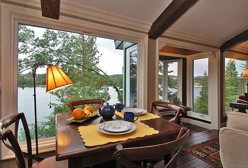 LAKE FRONT with VIEWS, private DOCK & AC