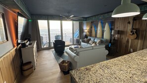 Televisie, een dvd-speler, tafelvoetbal en een tafeltennistafel