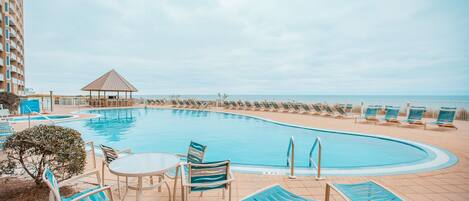 Una piscina al aire libre, una piscina climatizada