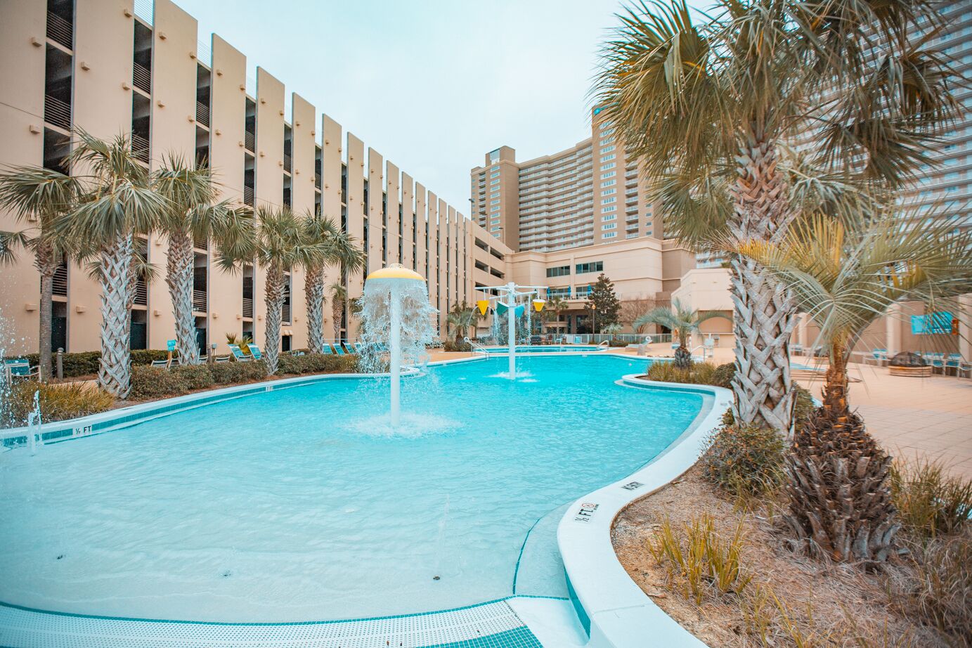 Een buitenzwembad, een verwarmd zwembad