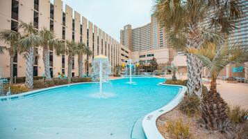 Een buitenzwembad, een verwarmd zwembad