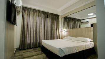 Escritorio, camas supletorias, wifi gratis y ropa de cama