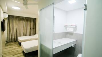 Habitación estándar | Escritorio, camas supletorias, wifi gratis y ropa de cama