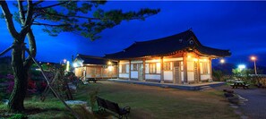 ด้านหน้าที่พัก - ตอนเย็น/กลางคืน