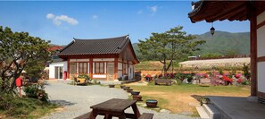 Front of property - Songhak Pension (Gyeongju)