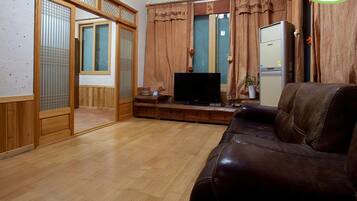 Songhak | Living area | Flat-screen TV