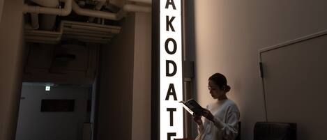 Un pasillo de hotel con un letrero vertical que dice 'HOTEL NEW WHAKODATE'.