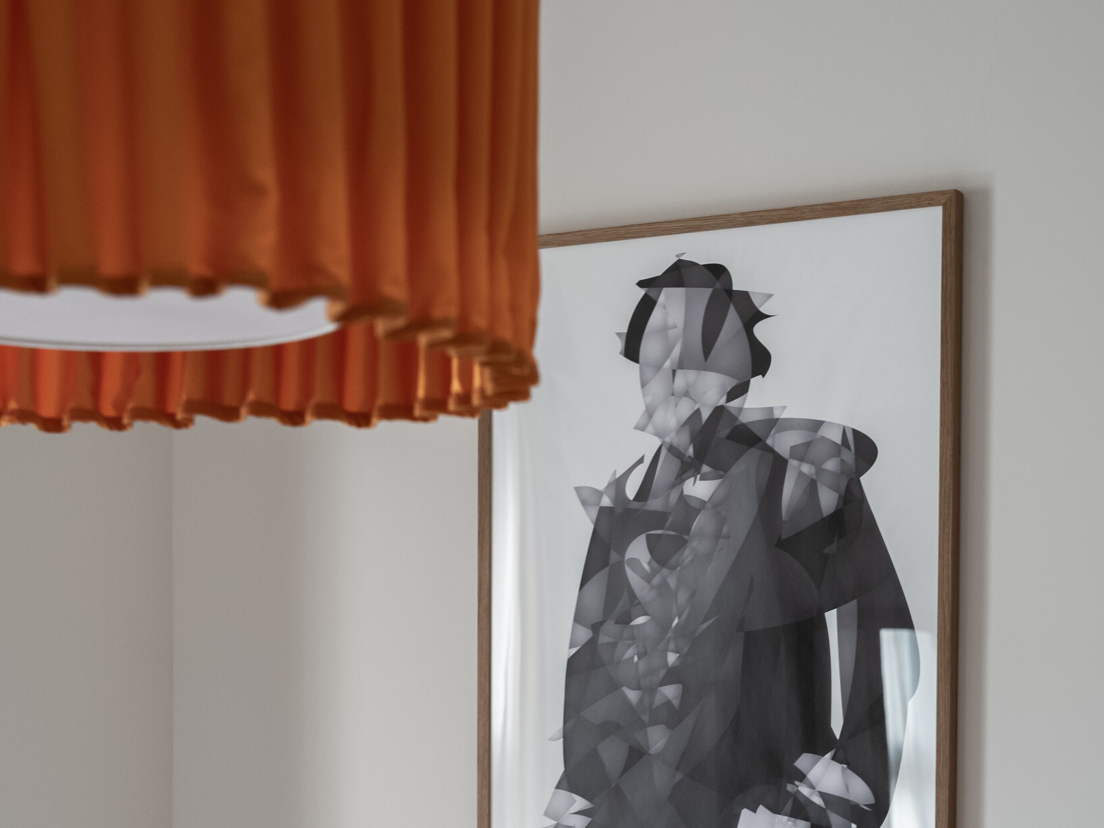 Une œuvre d’art abstraite encadrée, accrochée à un mur.