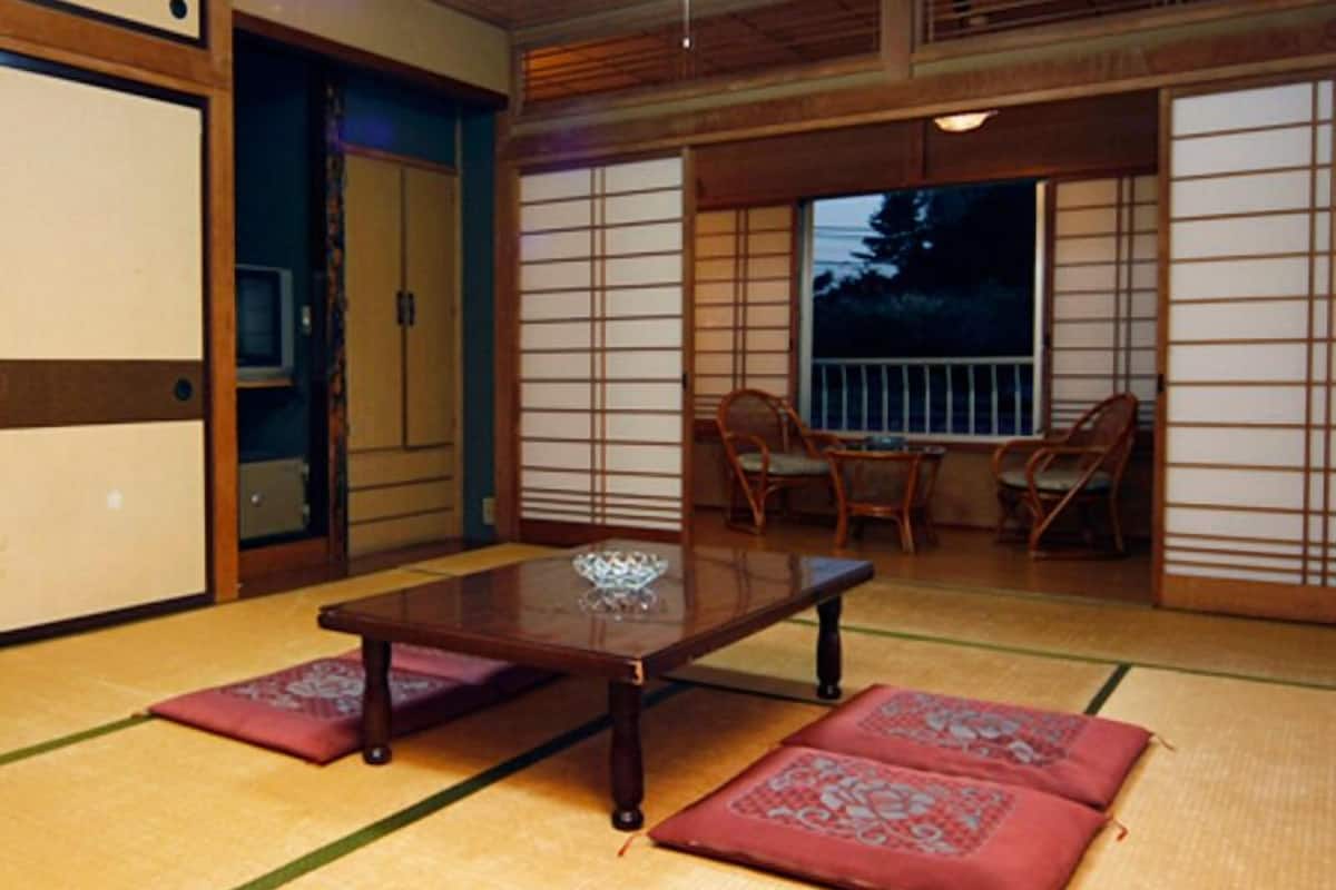 Japanese Style Room, Shared Bathroom | In-room dining