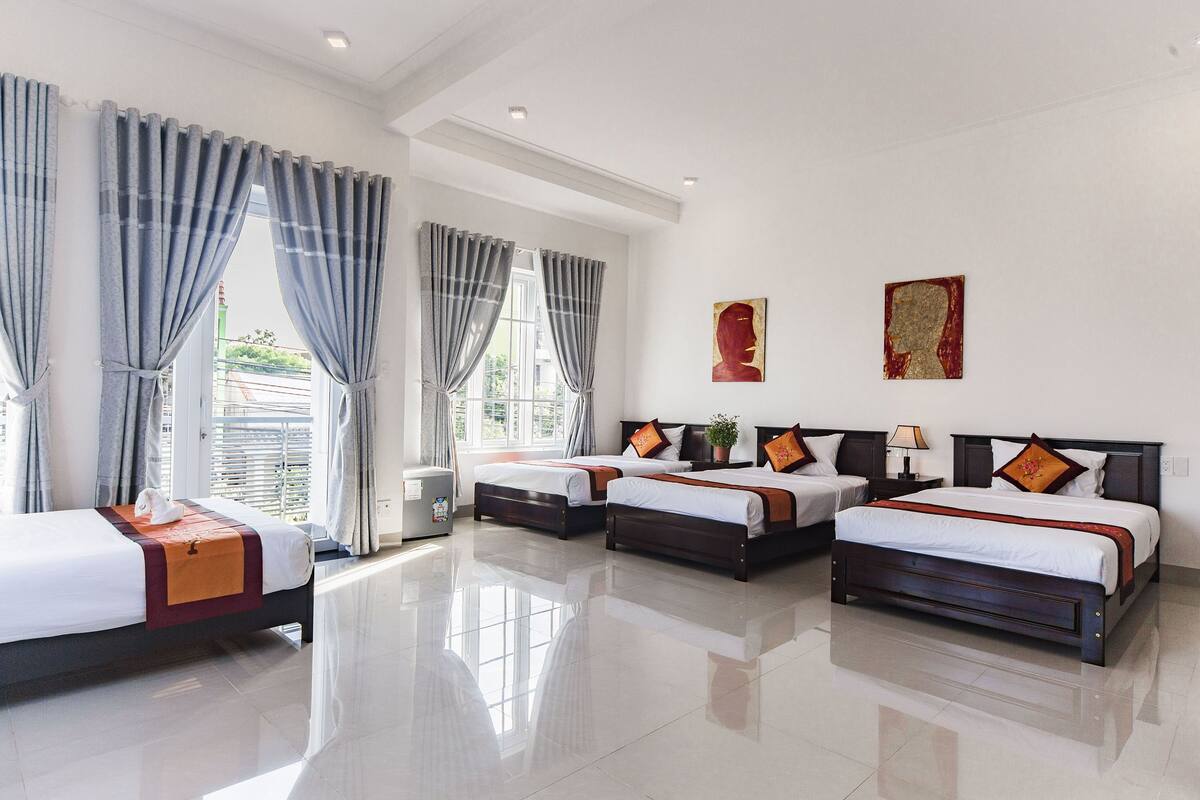 Family Room | Minibar, desk, WiFi (free)
