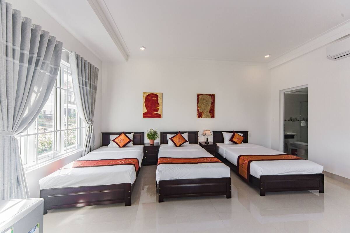 Triple Room | Minibar, desk, WiFi (free)