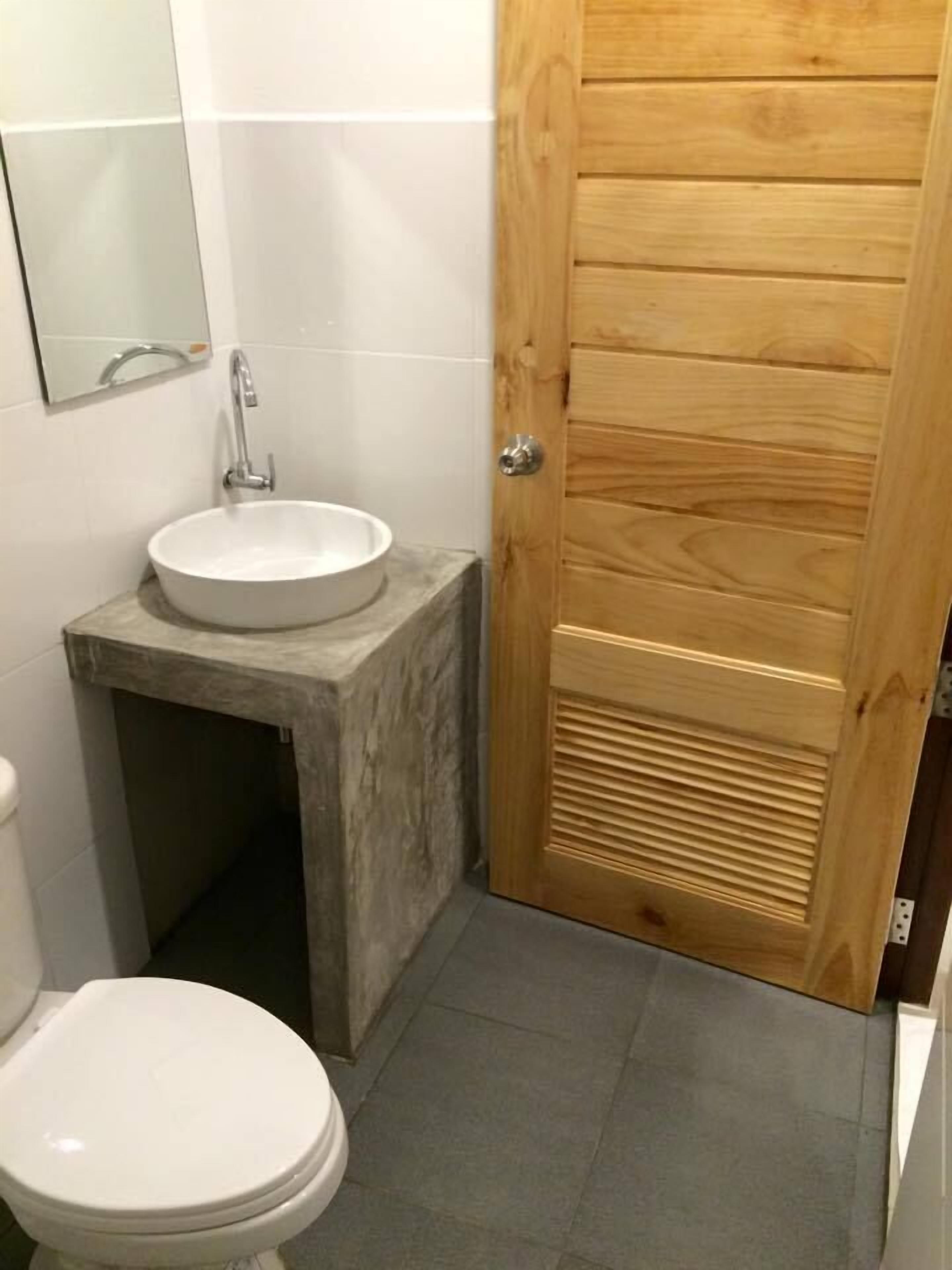 shower, free toiletries, hair dryer, slippers