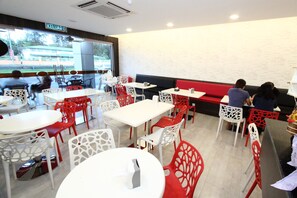 Melayani sarapan, makan siang, dan makan malam