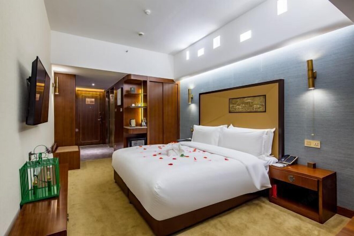 Minibar, in-room safe, desk, blackout curtains