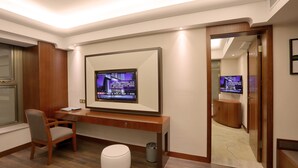 Sky-Deluxe Suite  | Living area | LCD TV - Lujia International Hotel (Chengdu)