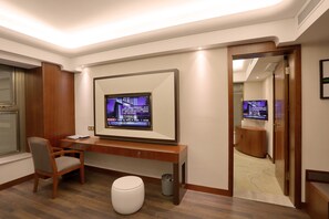 Sky-Deluxe Suite | Living area | LCD TV - Lujia International Hotel (Chengdu)