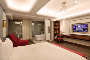 Cloud-Deluxe Queen Room | Minibar, in-room safe, desk, blackout drapes - Lujia International Hotel (Chengdu)